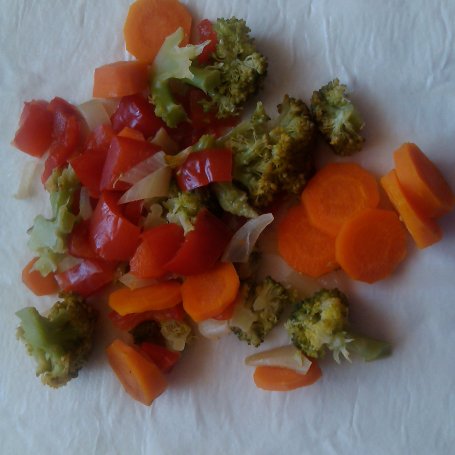 Krok 2 - Łosoś z warzywami zapiekany w cieście francuskim foto