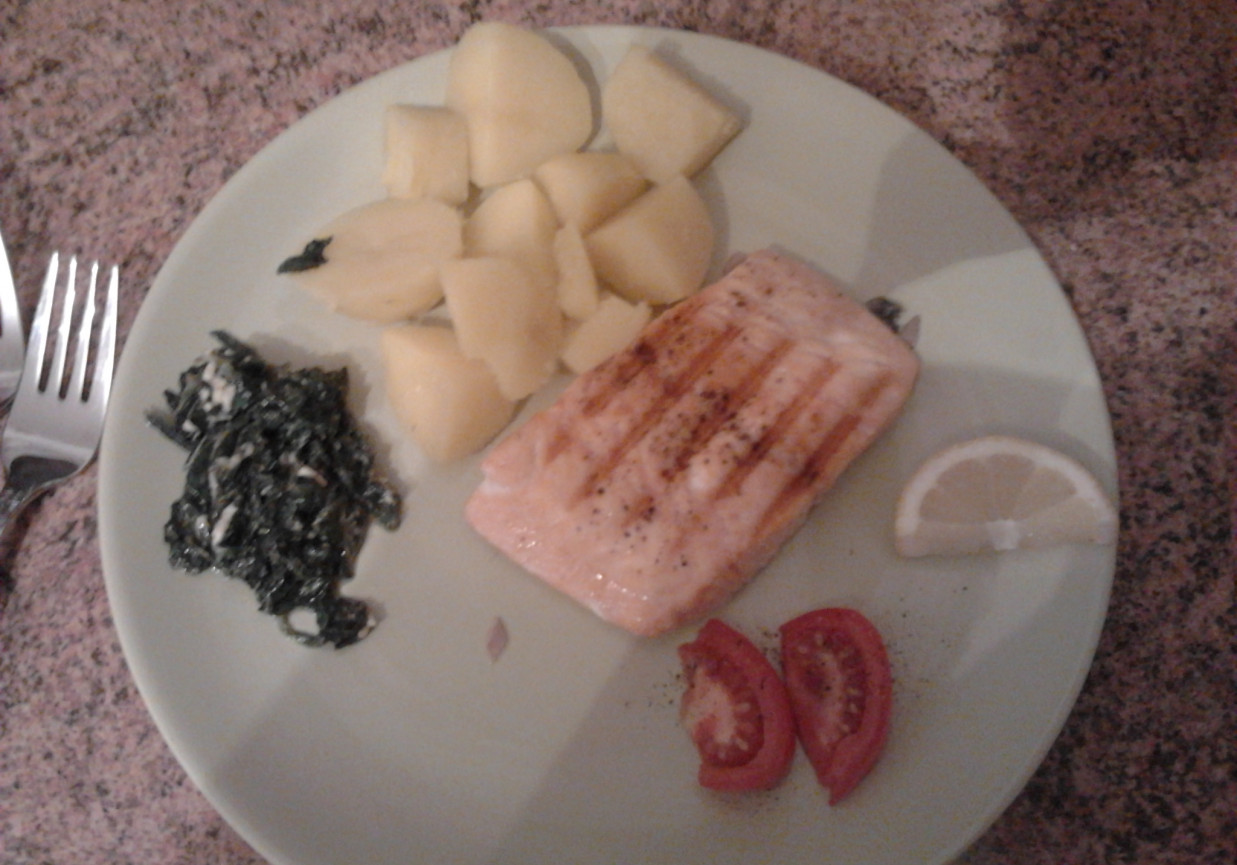 łosoś ze szpinakiem z  grilla foto