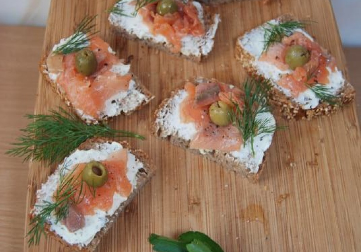 Łososiowe kanapeczki z serkiem ziołowym i oliwkami foto