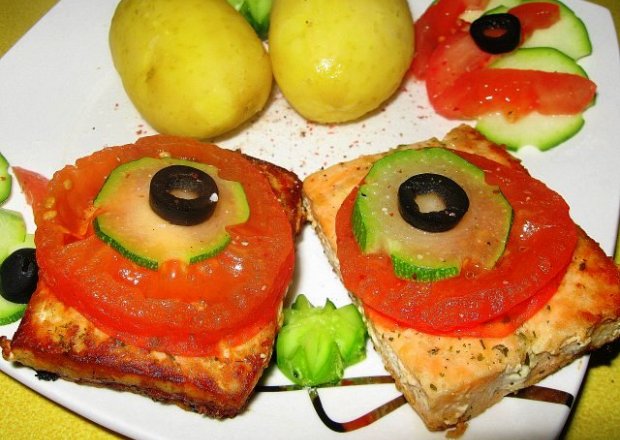 Fotografia przedstawiająca Łososiowe kostki z pomidorem i cukinią