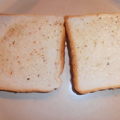 Krok 1 - Łososiowy torcik na tostach z chrzanową pianką foto