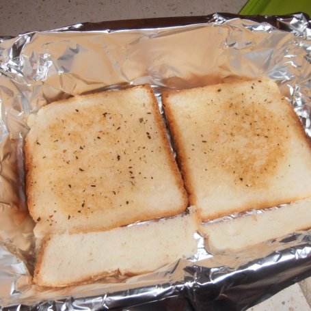 Krok 2 - Łososiowy torcik na tostach z chrzanową pianką  foto