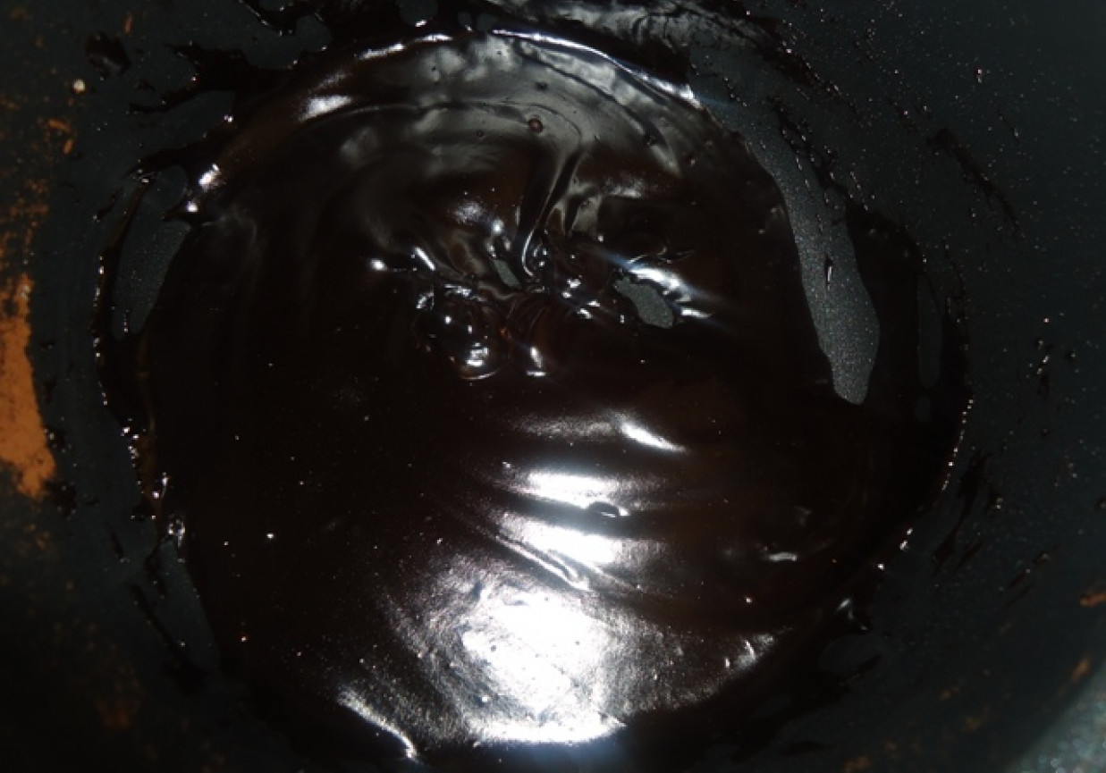 Lśniąca polewa czekoladowa foto