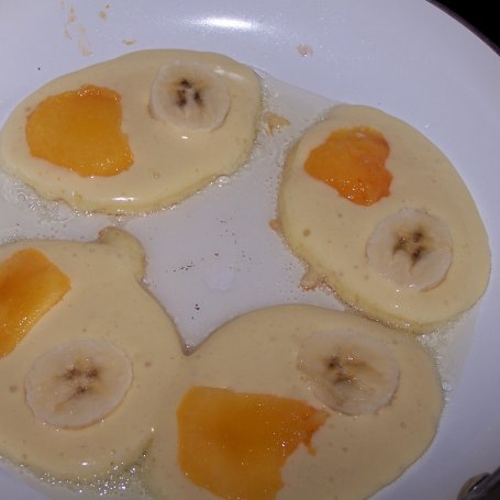 Krok 4 - Lubiane przez dzieci, czyli owocowe placki z shakiem bananowym :) foto