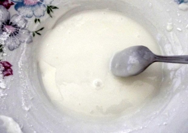 Fotografia przedstawiająca Lukier z cukru pudru i mleka