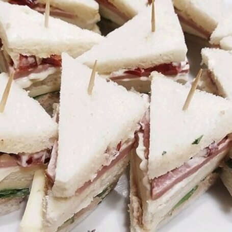 Krok 7 - Lunch box z sałatką i kanapkami foto