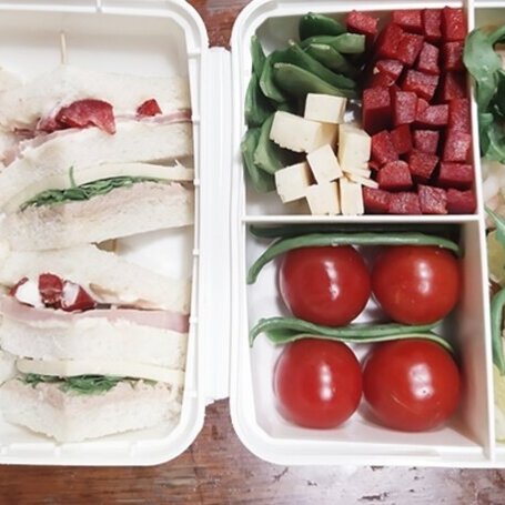 Krok 4 - Lunch box z sałatką i kanapkami foto