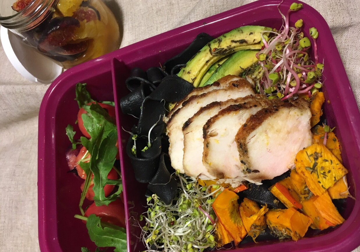 Lunchbox czarny  makaron z kurczakiem i pieczoną dynią foto