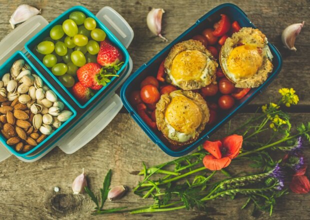 Fotografia przedstawiająca Lunchbox z chlebowymi babeczkami z jajek i warzyw