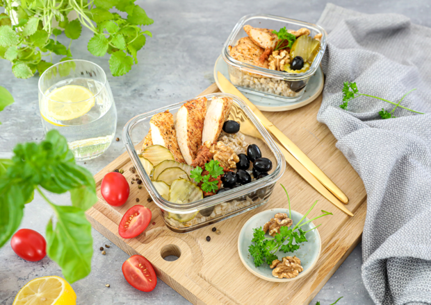 Fotografia przedstawiająca Lunchbox z kurczakiem, pastą z suszonych pomidorów i oliwkami