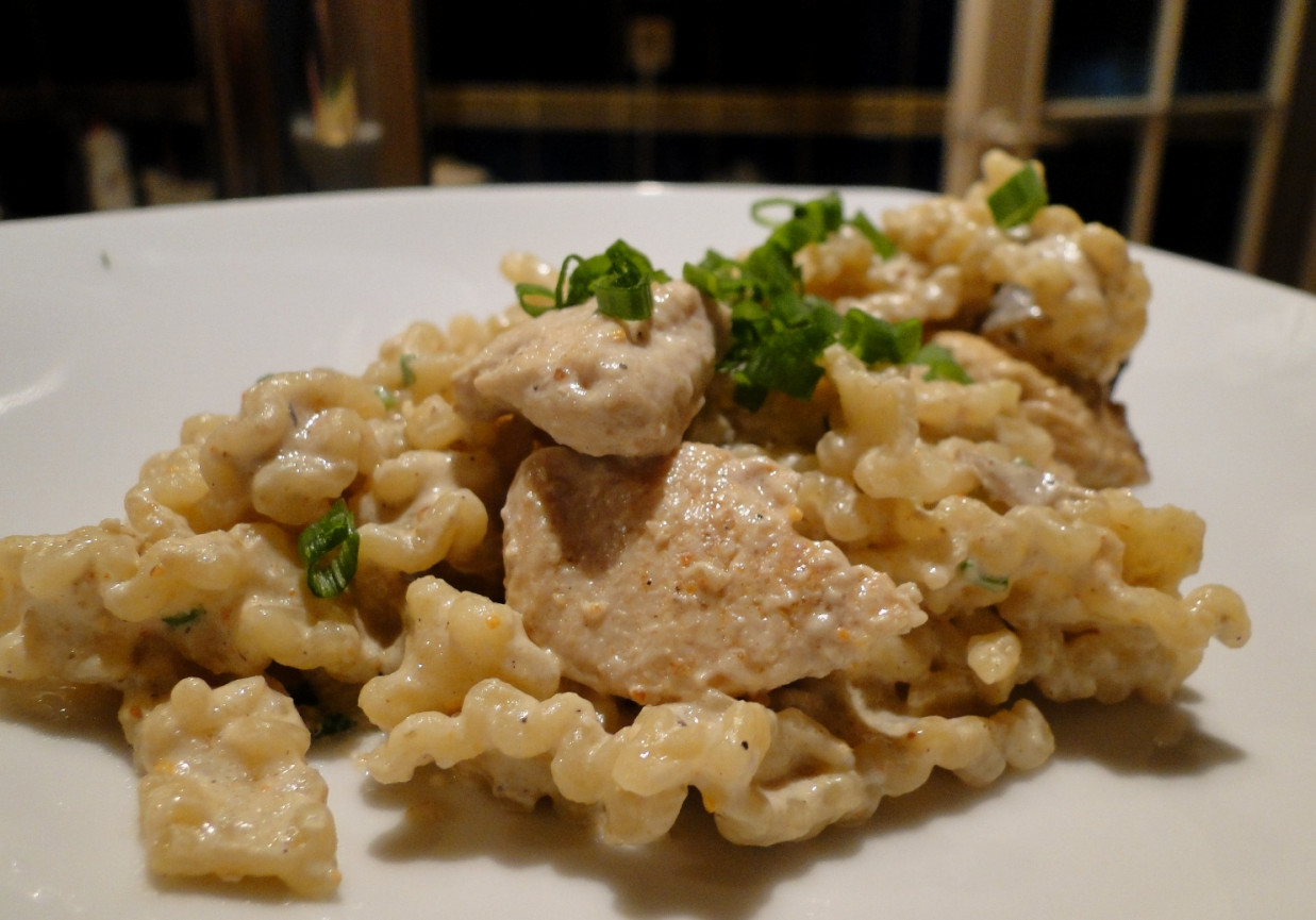 Mafaldine corte z kurczakiem, pieczrkami i sosem musztardowo