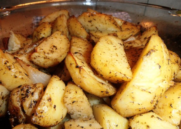 Fotografia przedstawiająca Majerankowe ziemniaki pieczone