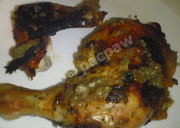 Fotografia przedstawiająca Majerankowo-czosnkowy kurczak pieczony na butelce