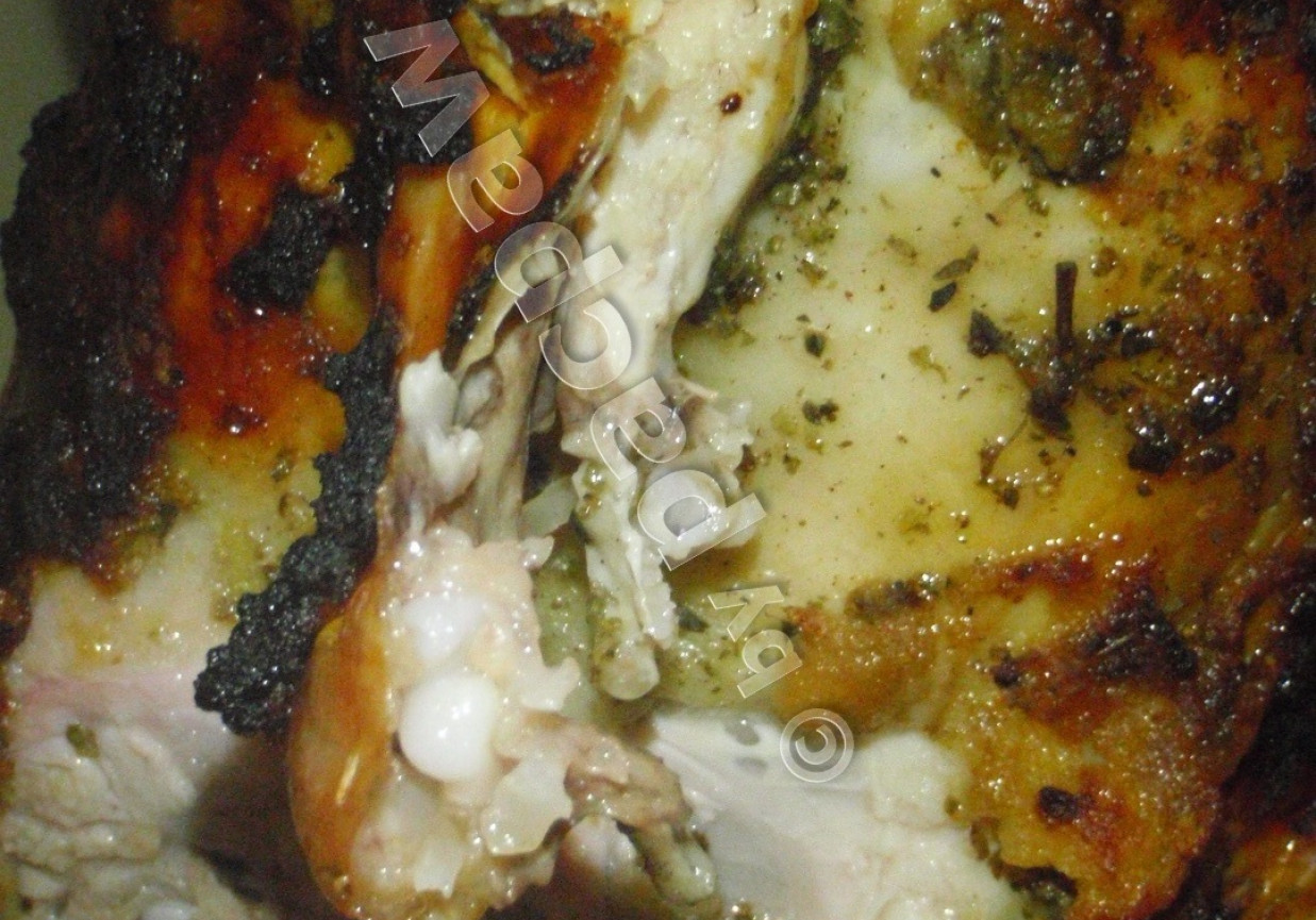 Majerankowo-czosnkowy kurczak pieczony na butelce foto