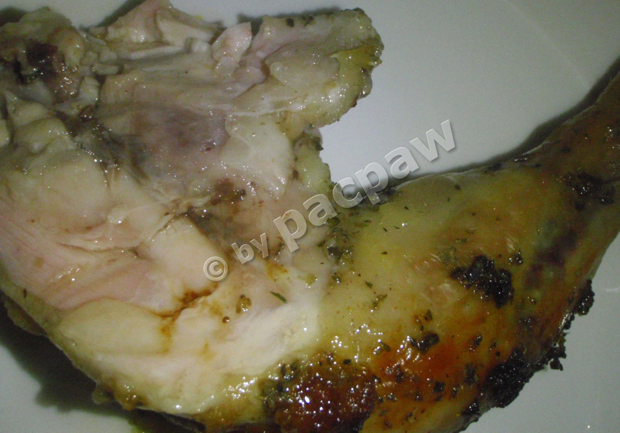 Majerankowo-czosnkowy kurczak pieczony na butelce foto
