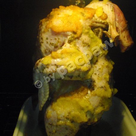 Krok 9 - Majerankowo-czosnkowy kurczak pieczony na butelce foto