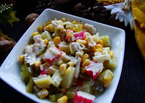 Fotografia przedstawiająca Majonezowa sałtaka z surimi i warzywami