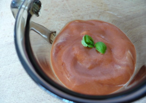Fotografia przedstawiająca majonezowy sos pomidorowy ze śmietaną