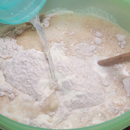 Krok 3 - Mąka krupczatka, ziarna i otręby, czyli zdrowe, domowe pieczywo foto
