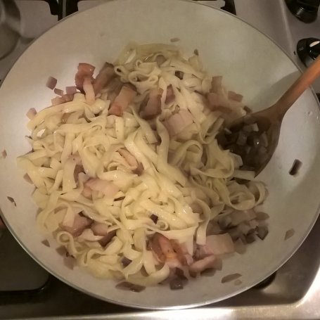Krok 6 - Makaron a'la carbonara ze śmietaną foto