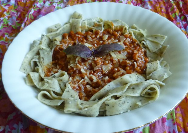 Fotografia przedstawiająca Makaron bazyliowy z sosem po bolońsku