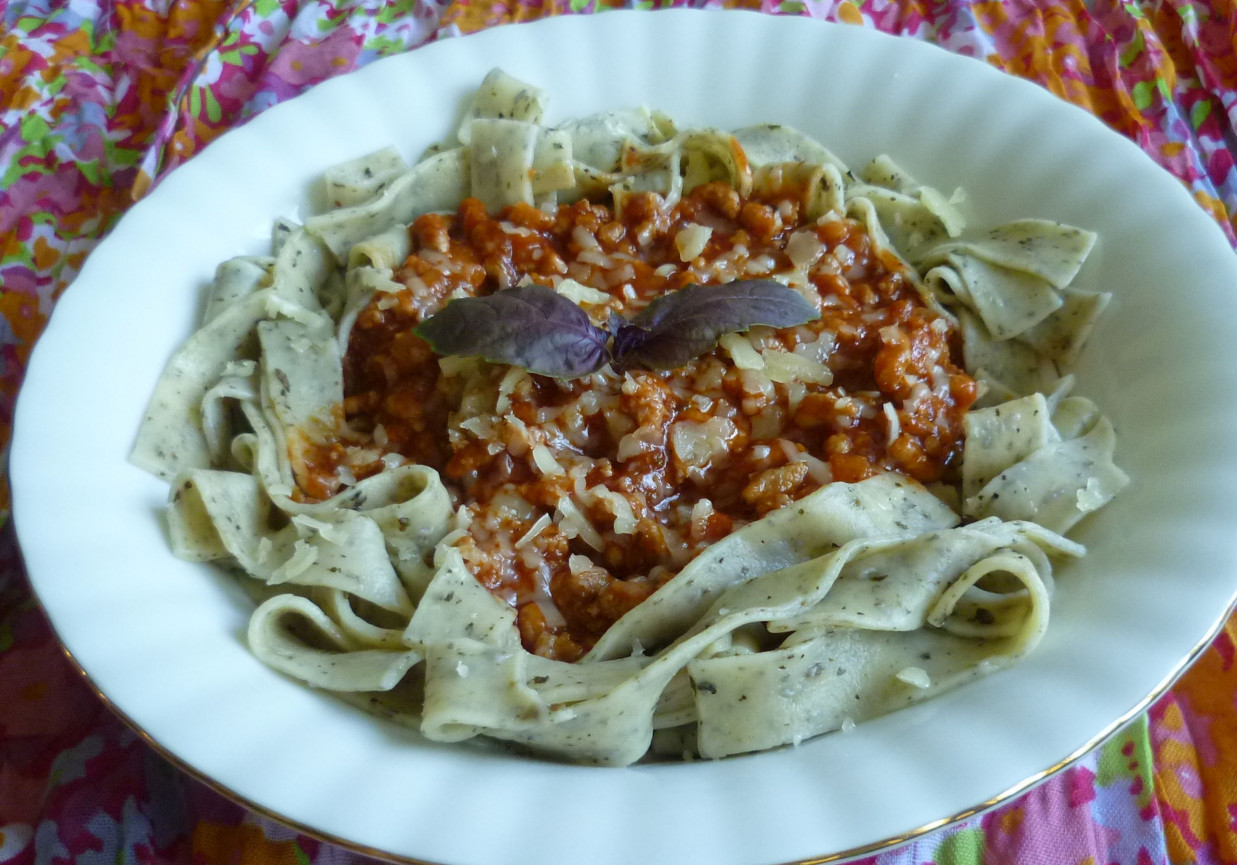Makaron bazyliowy z sosem po bolońsku  foto