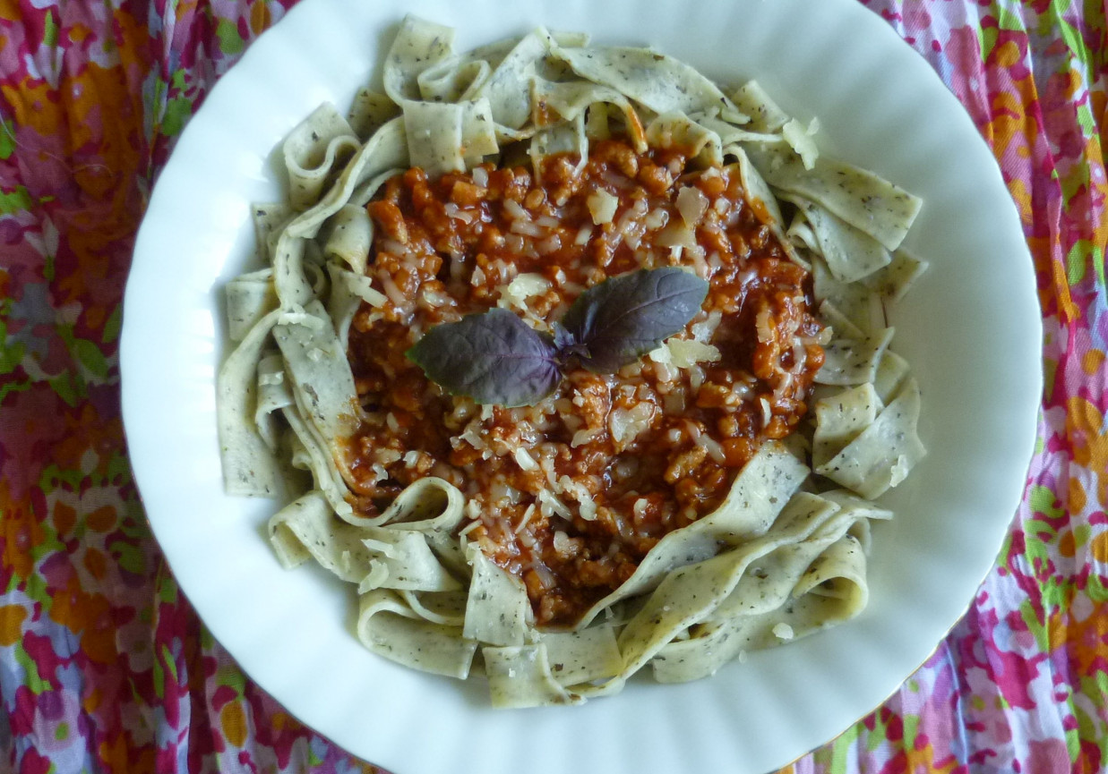 Makaron bazyliowy z sosem po bolońsku  foto