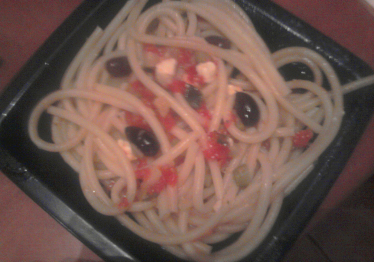 Makaron bucatini ze swieżymi pomidorami ,cukinią oliwkami i serem feta foto