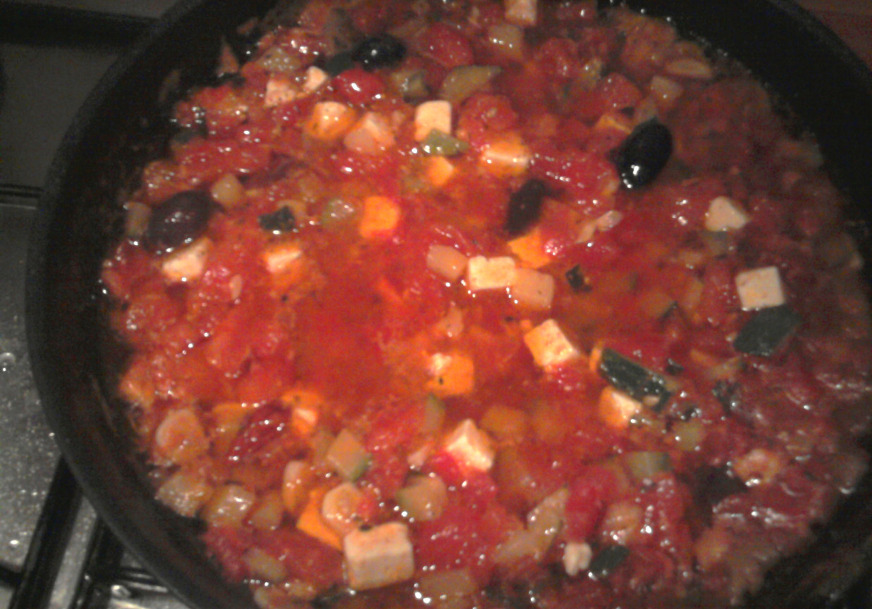 Makaron bucatini ze swieżymi pomidorami ,cukinią oliwkami i serem feta foto
