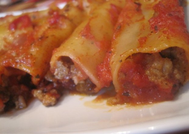 Fotografia przedstawiająca Makaron canneloni z mięsem w sosie neapolitańskim