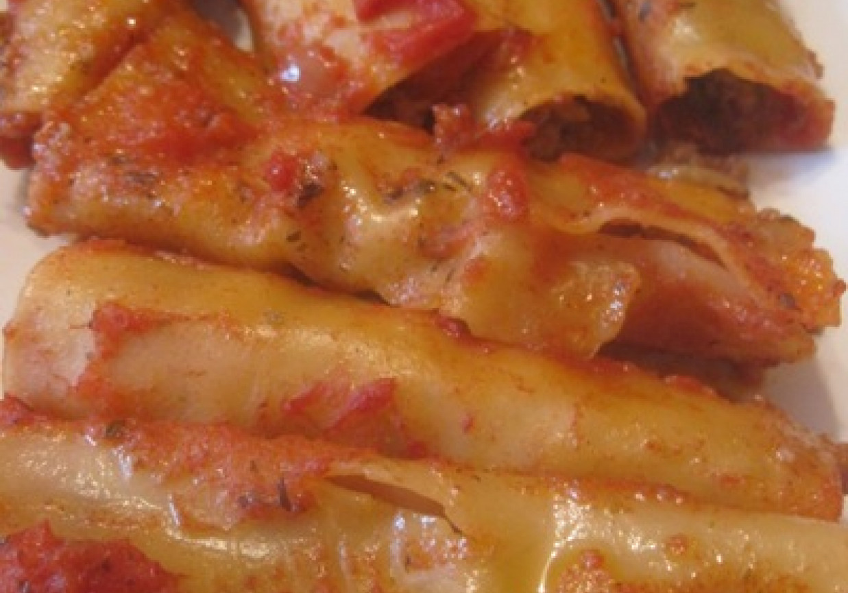 Makaron canneloni z mięsem w sosie neapolitańskim foto