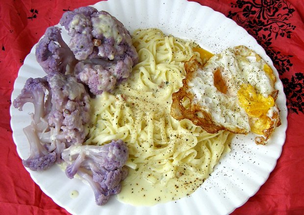 Fotografia przedstawiająca makaron carbonara z jajkiem sadzonym i kalafiorem na szybki obiad...