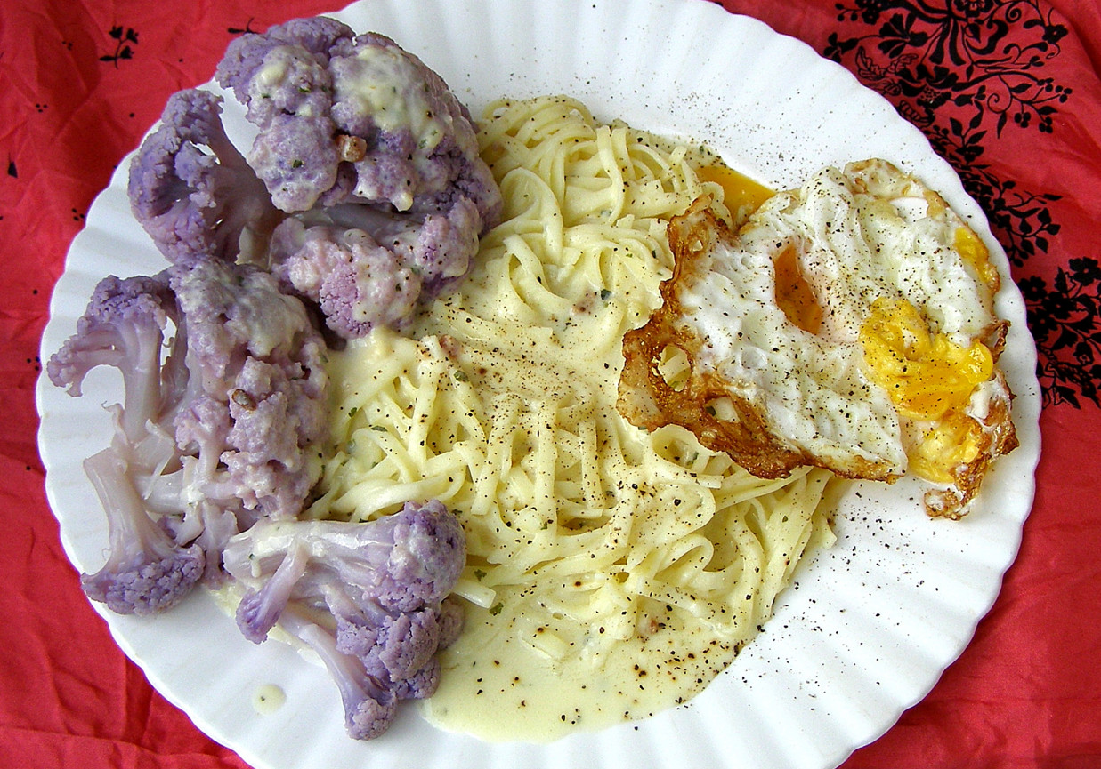 makaron carbonara z jajkiem sadzonym i kalafiorem na szybki obiad... foto