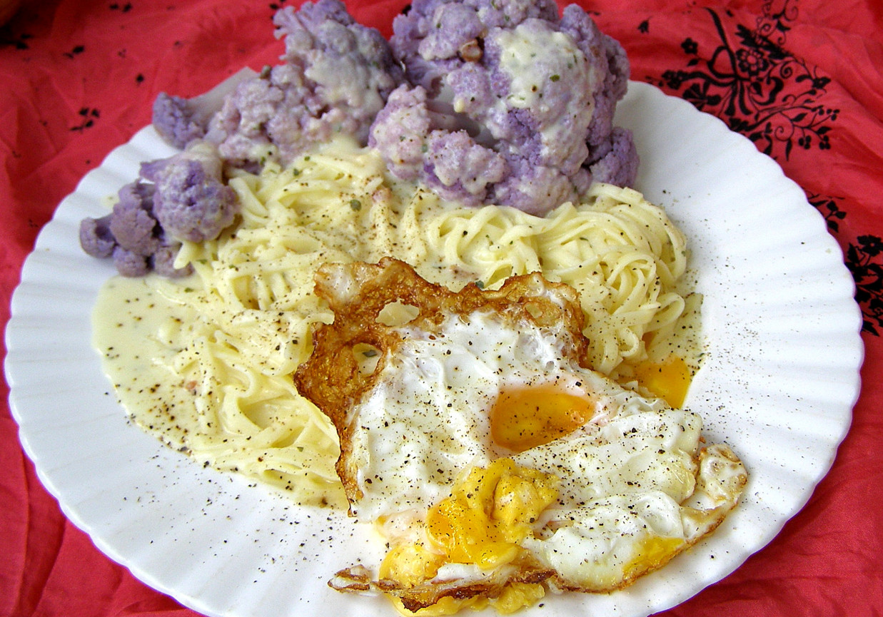 makaron carbonara z jajkiem sadzonym i kalafiorem na szybki obiad... foto