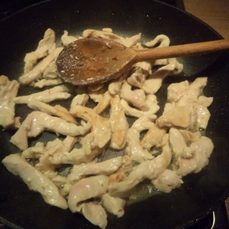 Krok 3 - Makaron Casarecce z kurczakiem w sosie słodko-kwaśnym. foto