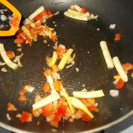 Krok 2 - Makaron chiński z kiełbasą krakowską i warzywami foto