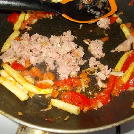 Krok 3 - Makaron chiński z kiełbasą krakowską i warzywami foto