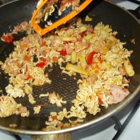 Krok 5 - Makaron chiński z kiełbasą krakowską i warzywami foto