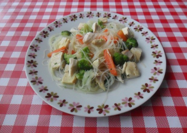 Fotografia przedstawiająca Makaron chiński z mięsem i warzywami