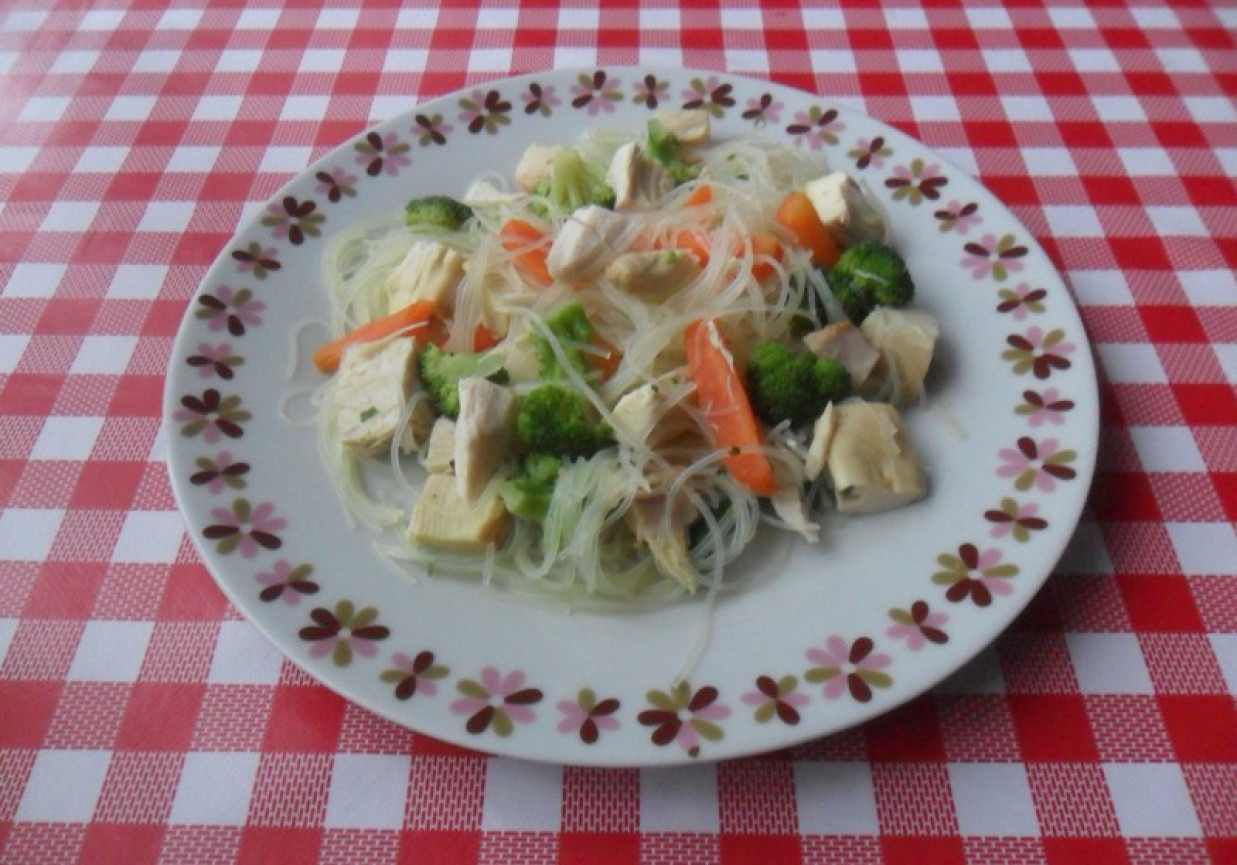 Makaron chiński z mięsem i warzywami foto