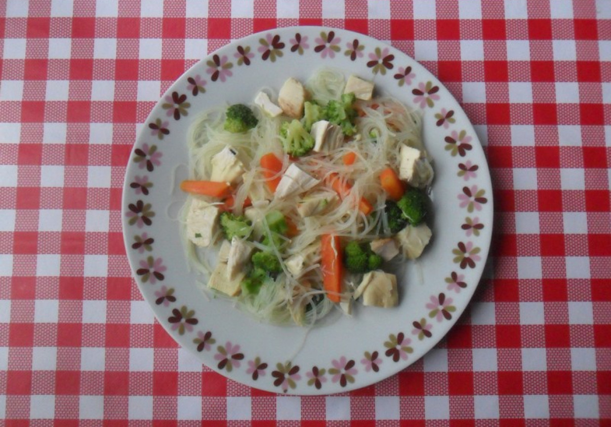 Makaron chiński z mięsem i warzywami foto
