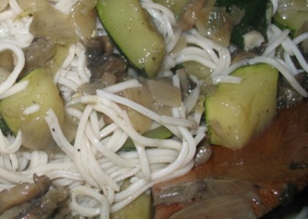 Fotografia przedstawiająca Makaron chow mein z cukinią i pieczarkami