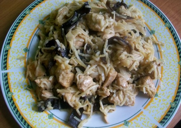 Fotografia przedstawiająca Makaron chow mein z kurczakiem i grzybkami mun