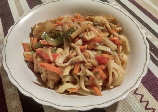 Fotografia przedstawiająca Makaron chow mein z kurczakiem i warzywami