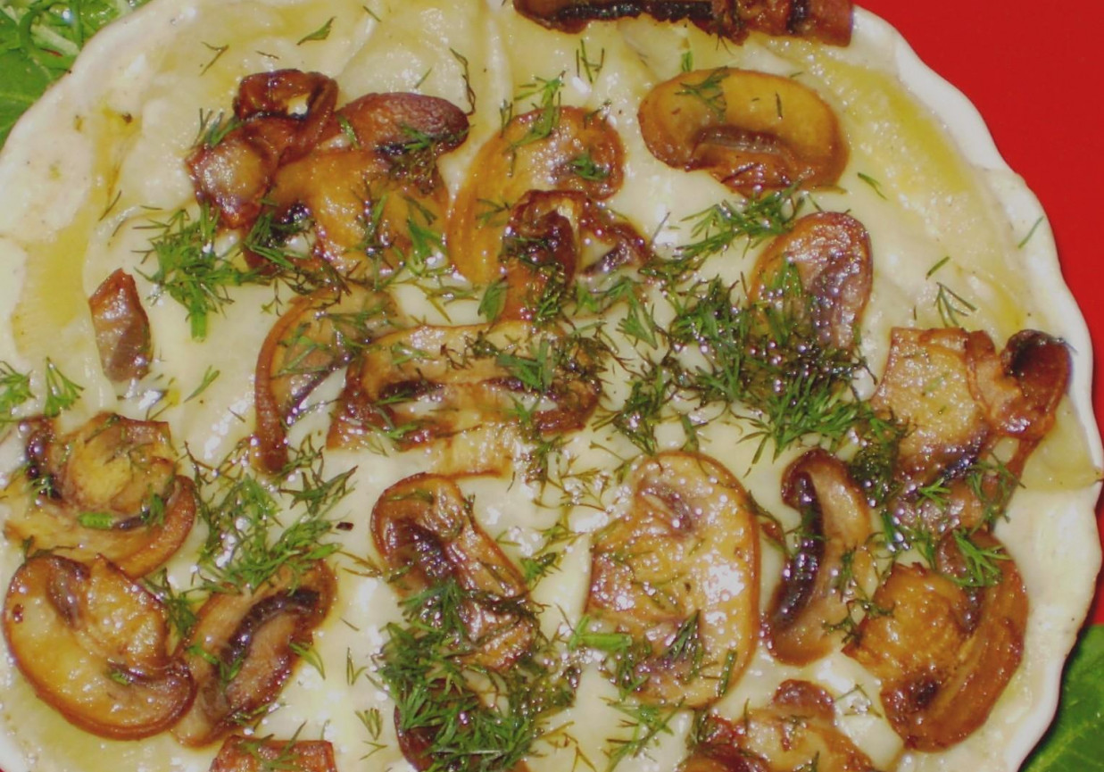 Makaron Conchiglie zapiekany z sosem serowym i pieczarkami . foto