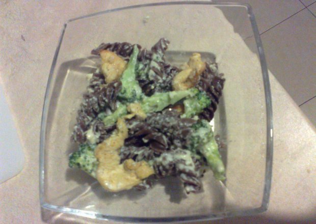 Fotografia przedstawiająca Makaron czekoladowy z brokułami i kurczakiem w sosie serowo-śmietanowym
