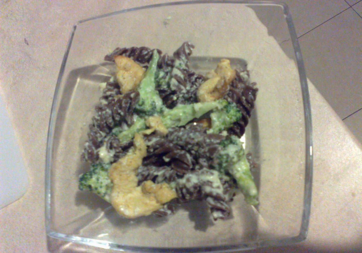 Makaron czekoladowy z brokułami i kurczakiem w sosie serowo-śmietanowym foto