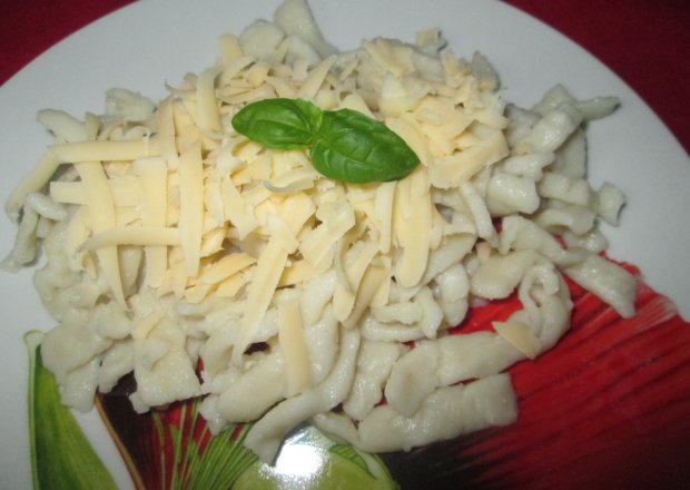 Fotografia przedstawiająca Makaron domowy na białkach z żółtym serem