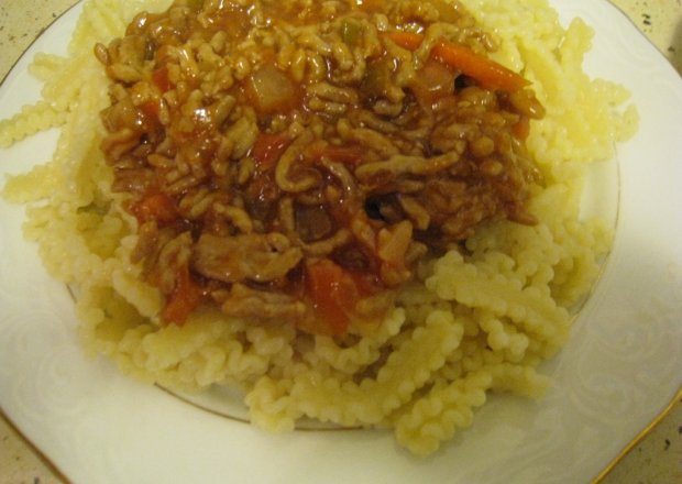 Fotografia przedstawiająca Makaron falowany z sosem mięsnym