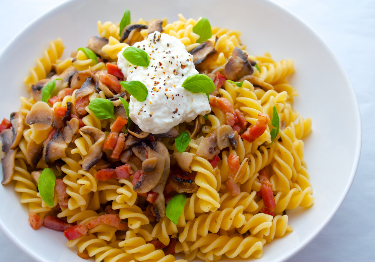 Makaron fusilli z boczkiem i ricottą foto